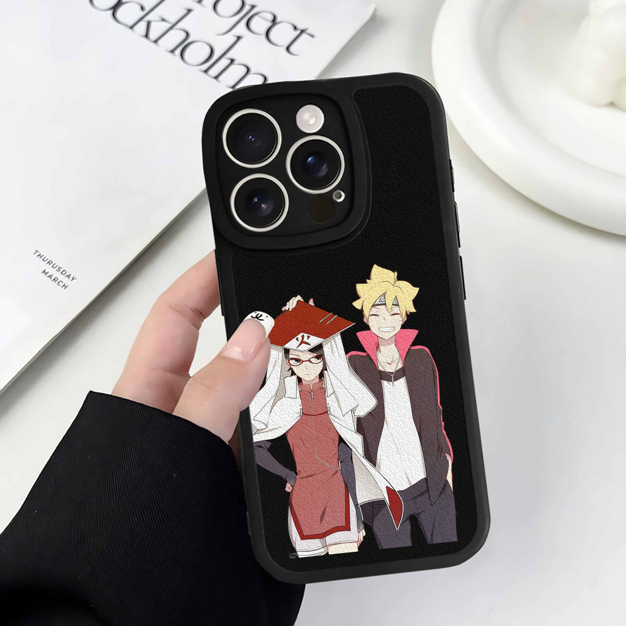 （画像用） NARUTO -ナルト- うちは サラダ Uchiha Sarada 【iPhone 16シリーズ対応】シリコンスマホケース（レザー調） 材質：シリコン